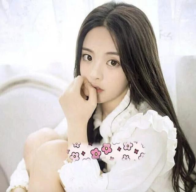 杨超越出道前性感照片曝光，玩cosplay还喊粉丝老公