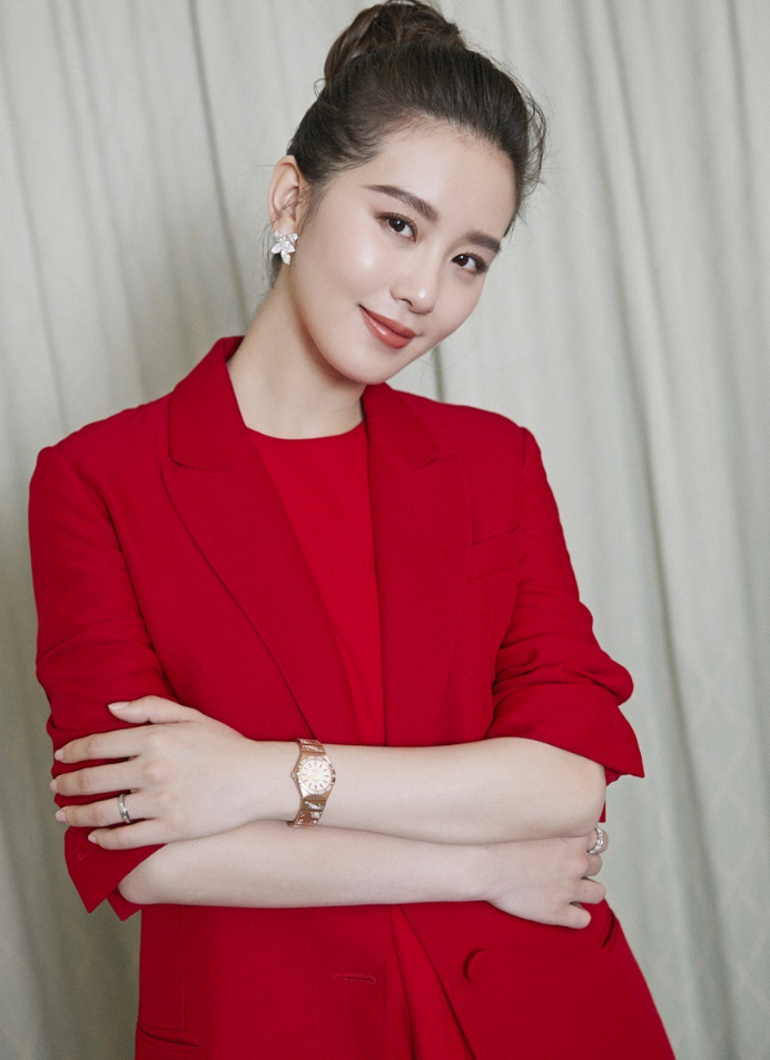 刘诗诗怀孕3个月曾亮相 穿红裙子小腹微隆