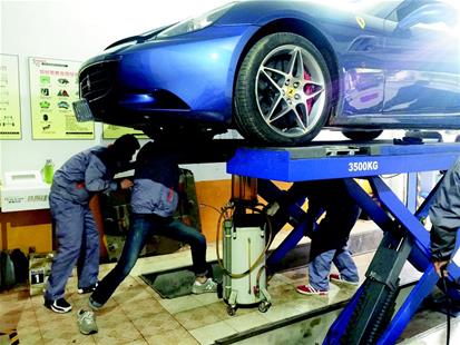 楚天都市报讯 图为:学生在实训中心"维修"豪车