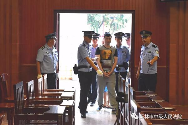 被告人被押解进庭审现场