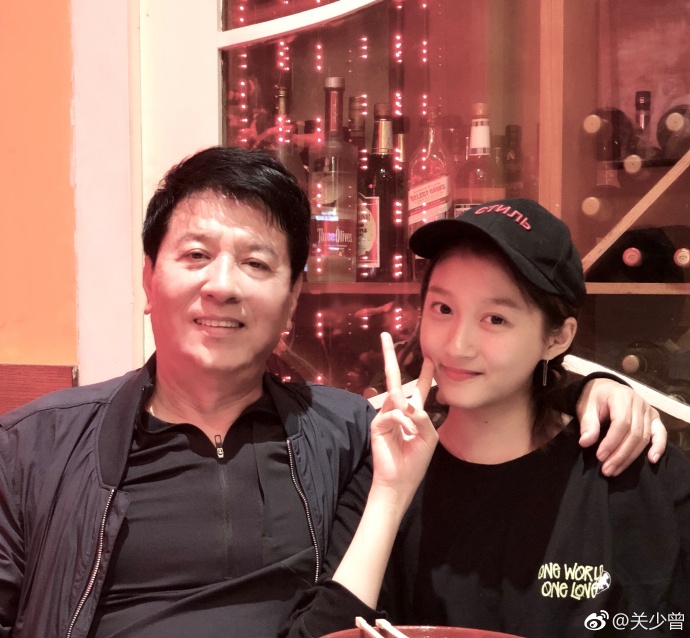 关晓彤老爸陪女儿赴美工作 街头开心合影