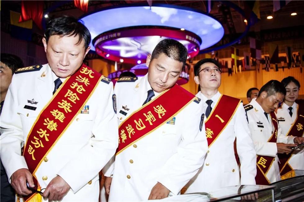 海军70周年图片展的穿越:英雄事迹在新征途中