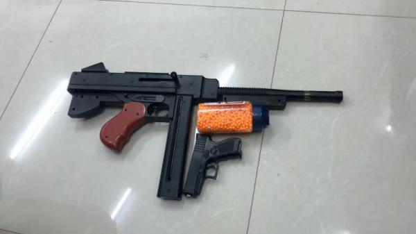 沪地铁4号线一车厢玻璃呈网状破裂,系初中生用弹弓射击所致