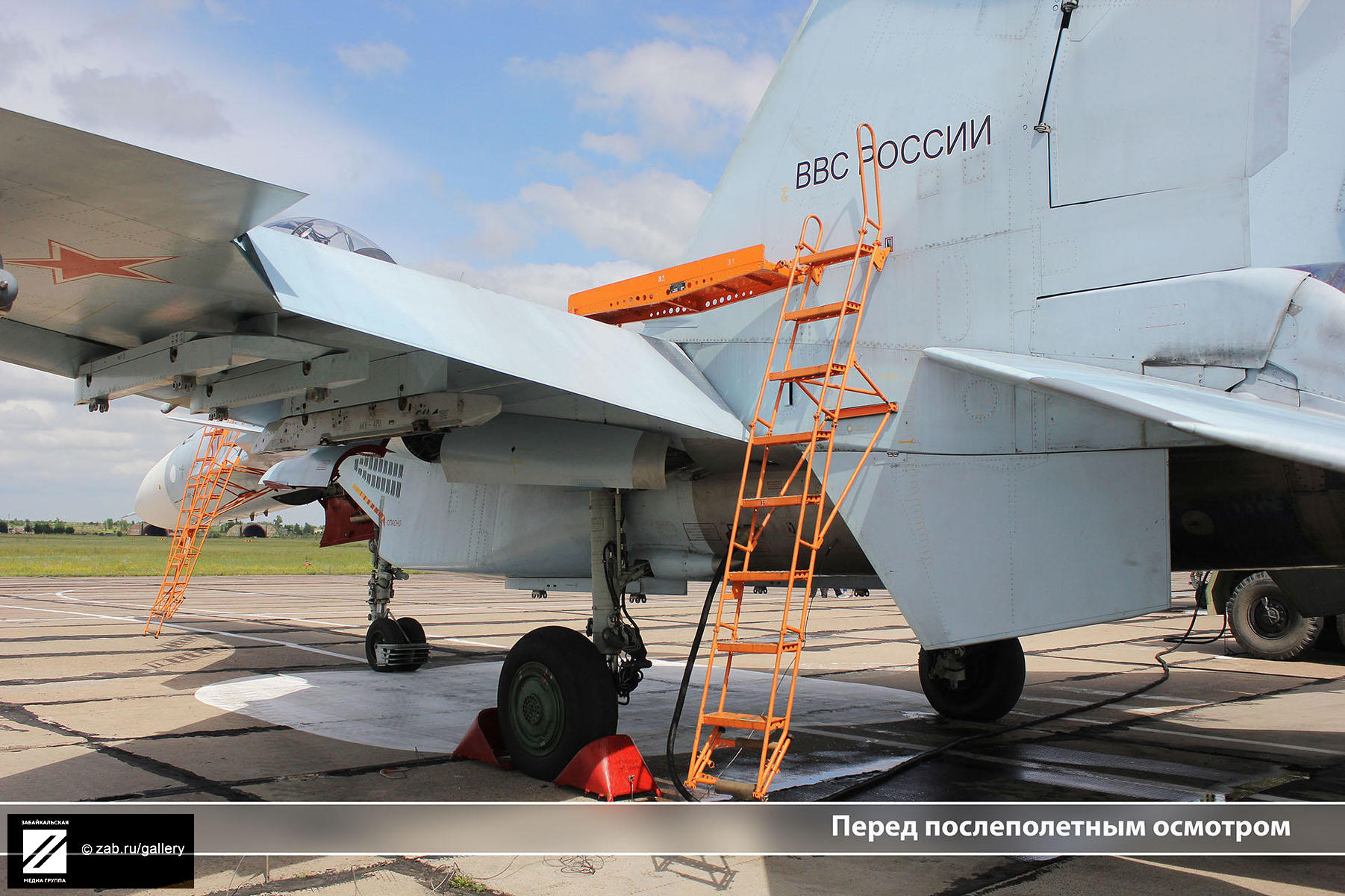 苏-30SM战斗机座舱照曝光 航电系统一览无余