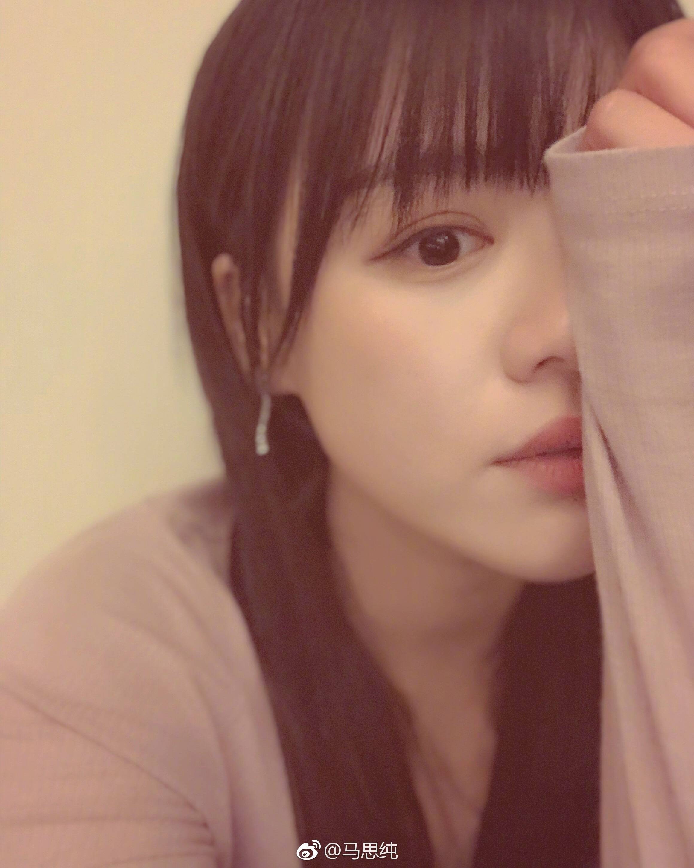 马思纯晒齐刘海自拍 清新灵动文艺范十足
