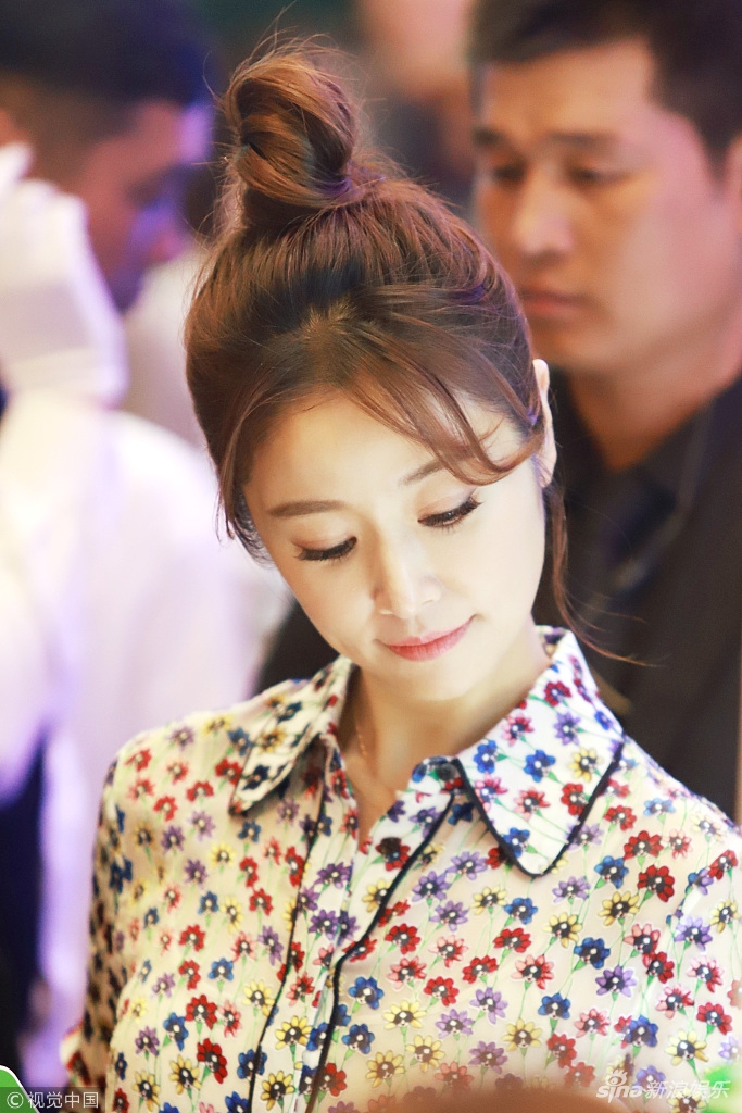 林心如顶丸子头造型年轻靓丽 捂嘴大笑秀闪亮