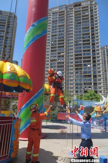 图为:3名游客被困高空,消防正在救援。唐伟鹏 摄 图为:3名游客被困高空,消防正在救援。唐伟鹏 摄