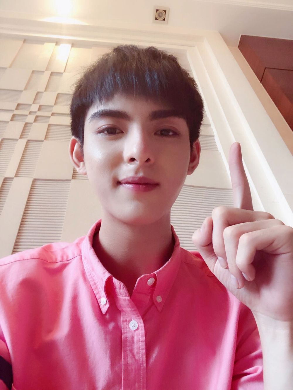 王皓轩童心未泯拿饼干自拍 这个暖萌boy有点皮