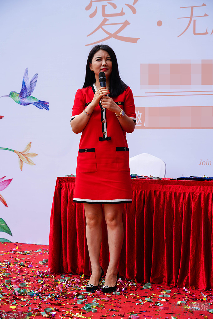 辣妈李湘红裙美艳秀瘦身成果 露酒窝甜笑