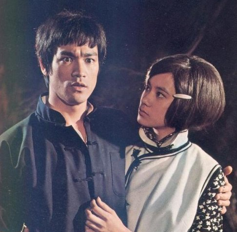 曾以半个未亡人身份出席李小龙葬礼