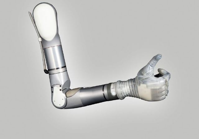 绘画 许多假肢的拇指都很坚硬,与之相对的是 ottobock 设计的假肢模型