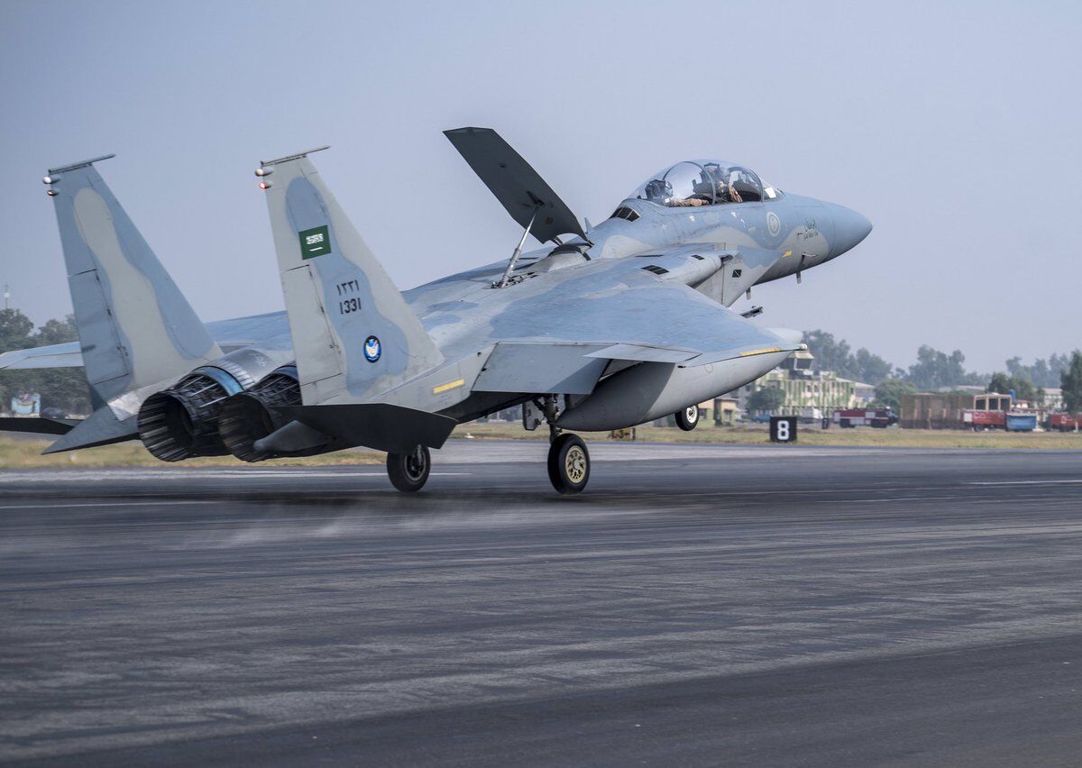 沙特f15战机和枭龙战机并肩演习