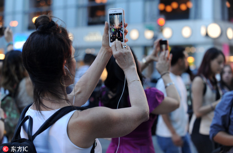 "曼哈顿悬日"再现纽约上空 路人蜂拥围观致交通瘫痪