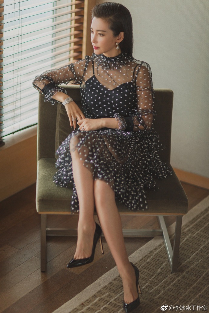 李冰冰穿波点提花纱裙解锁新造型 烈焰红唇释放成熟魅力