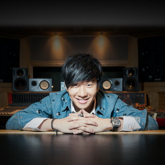 林俊杰歌迷购票被砍伤左手 经纪人:担心伤者伤势