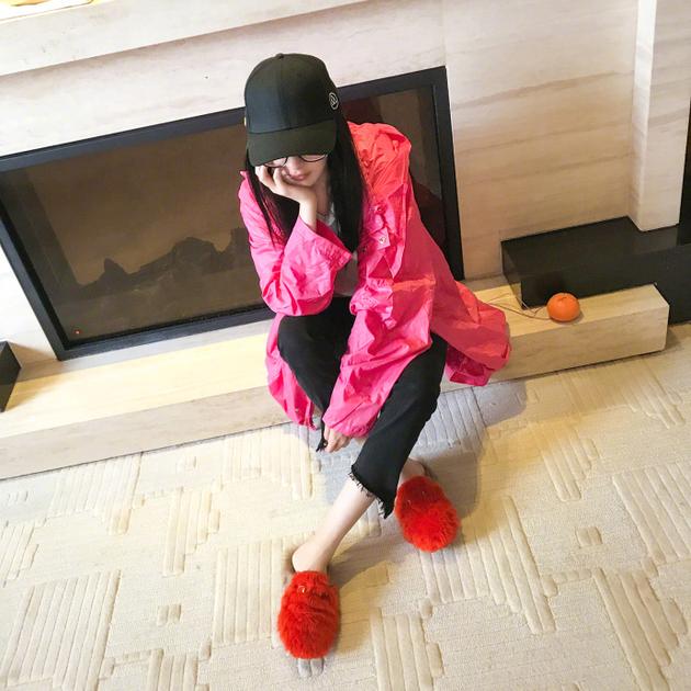 工作室曝杨幂私下面貌 素颜穿拖鞋坐地板接地气