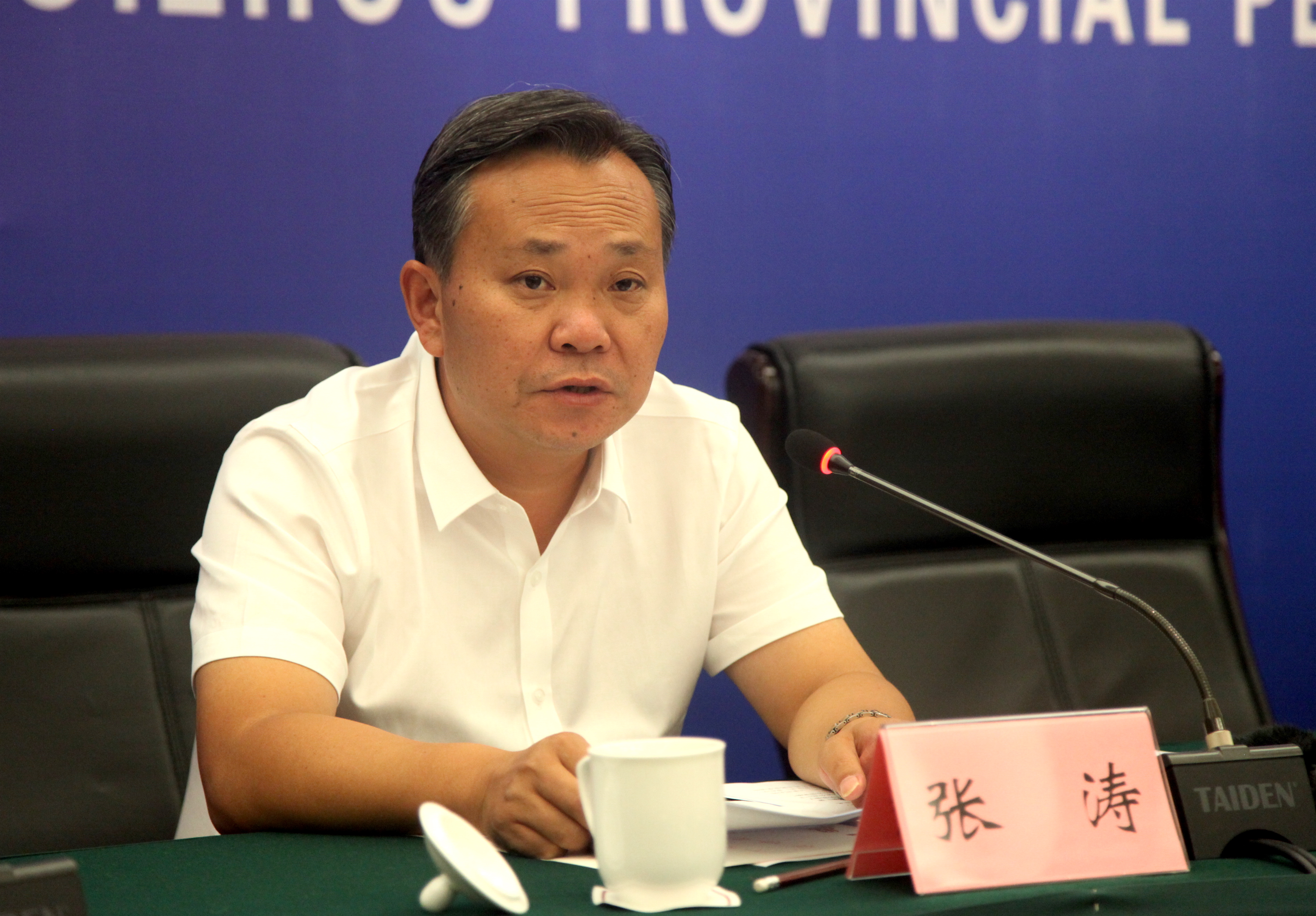 贵州省扶贫办副主任张涛现场回答记者提问.