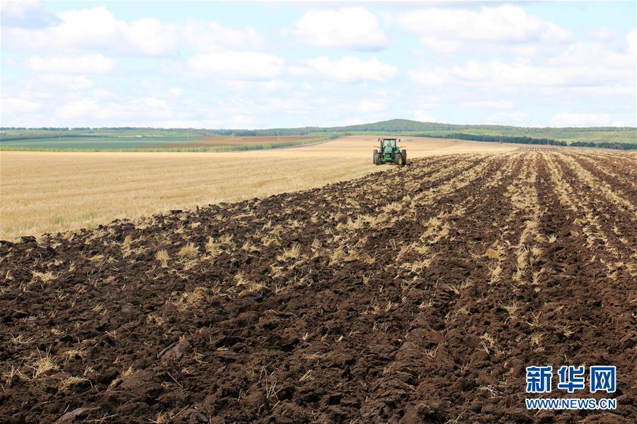 黑龙江垦区五大连池农场整地忙