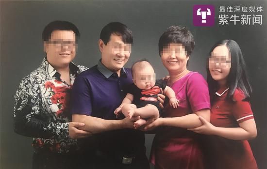 张轶凡(最左)和小洁(最右)