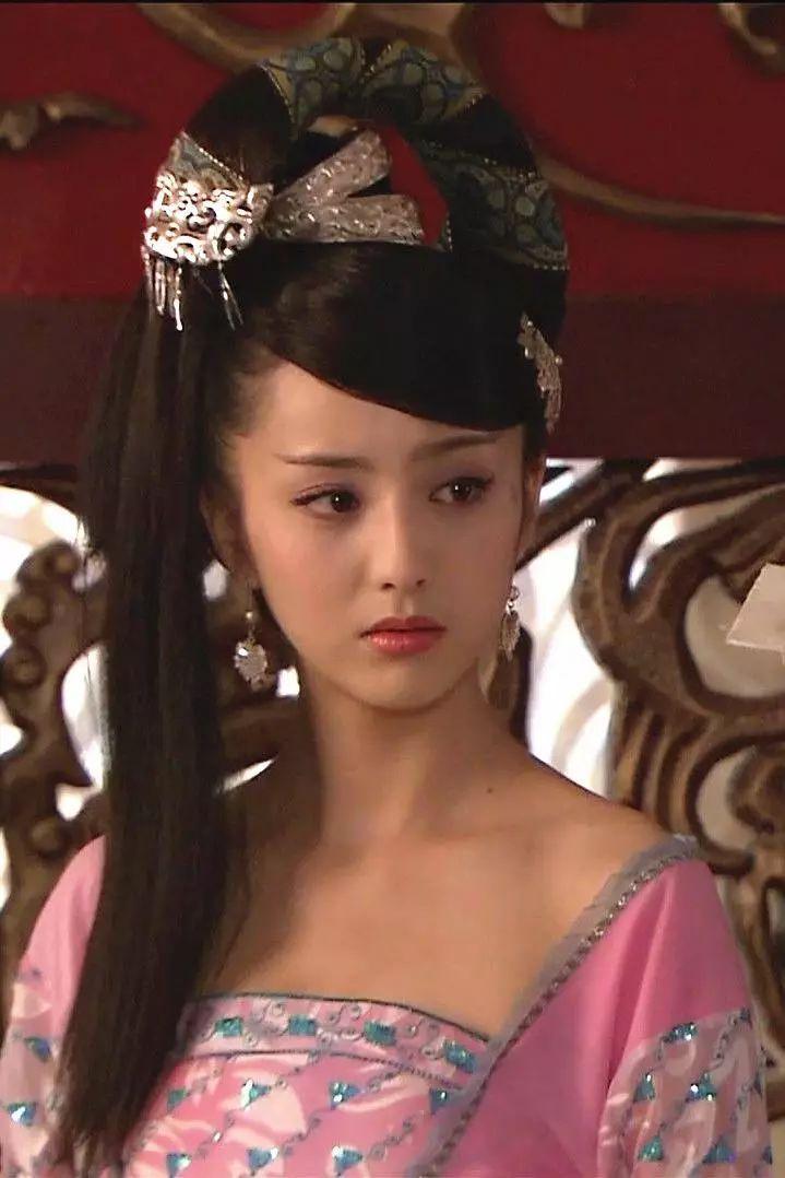 佟丽娅被男网友评选为最美女神,这波审美我觉