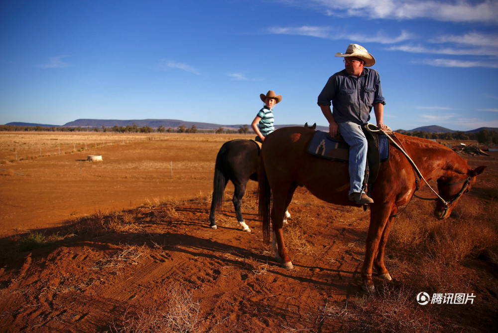 7月21日,澳大利亚新南威尔士gunnedah,农民scott cooper和他的女儿