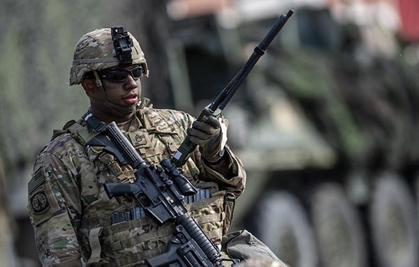 5月30日,准备参加"军刀出击″军演的士兵集结.东方ic