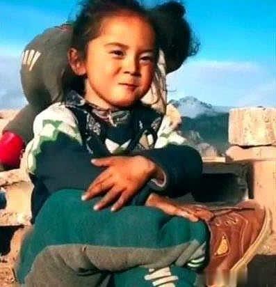 快手小杨幂撞脸杨幂本幂,一夜爆红,其称有公司