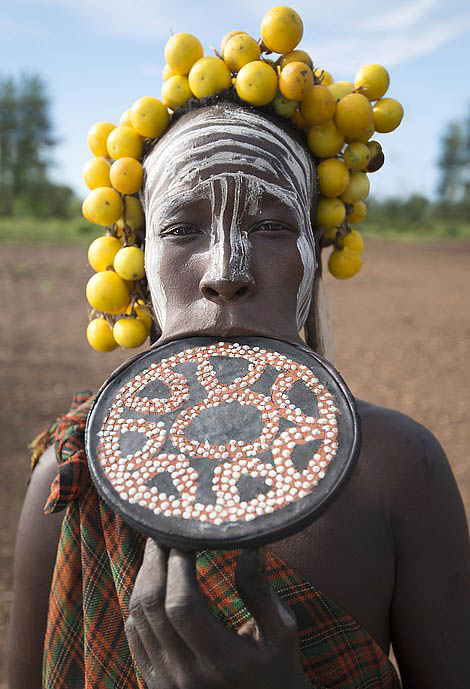 非洲原始部落“唇盘族”身体装饰令人瞠目结舌