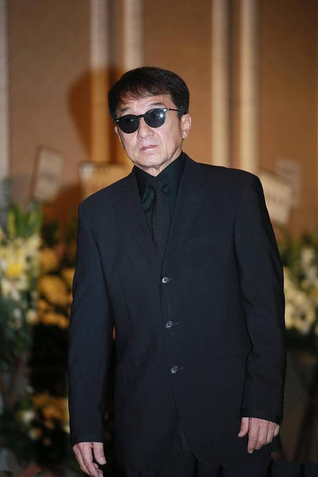 64岁成龙近照,皱纹明显苍老成这般,儿子长得和他没区别!