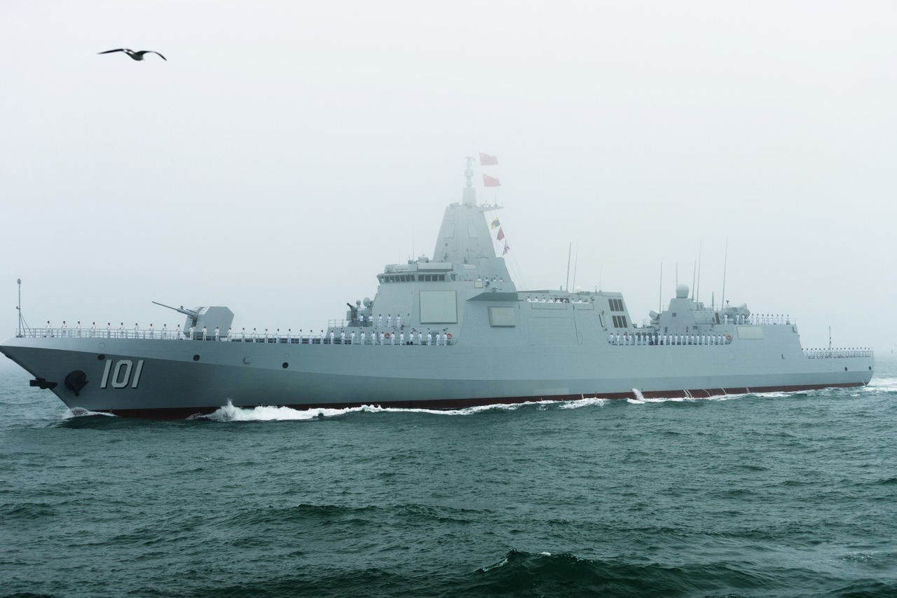 "巧克力"霸气十足:055万吨大驱前甲板画面曝光