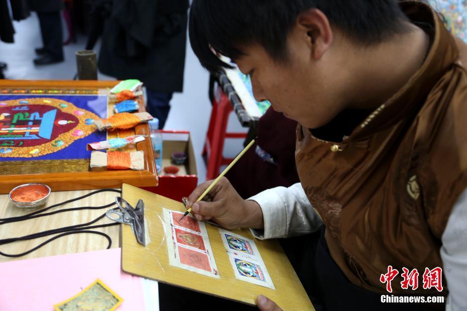 4月18日,唐卡画师展示小唐卡如何绘画。当日,青海省首届劳模(职工)技术创新成果展示会在青海省美术馆开幕,来自该省黄南藏族自治州的热贡地区的唐卡画师现场为参展观众展现“指尖”传承。唐卡系藏文音译,多画于棉布上,是用绸缎缝制装裱的宗教卷轴画。如今,青海省唐卡绘画日益繁荣,该省黄南藏族自治州的热贡地区,唐卡色彩鲜丽,从艺人员众多,绘画技法精妙,被誉为“藏画之乡”。 中新社记者 孙睿 摄