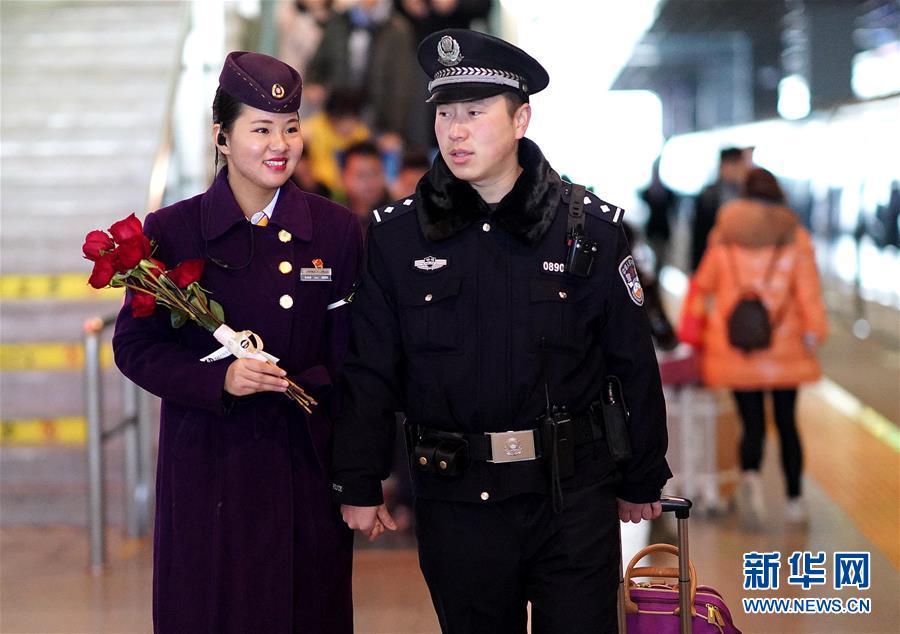 情人节前 他们短暂相聚又别离