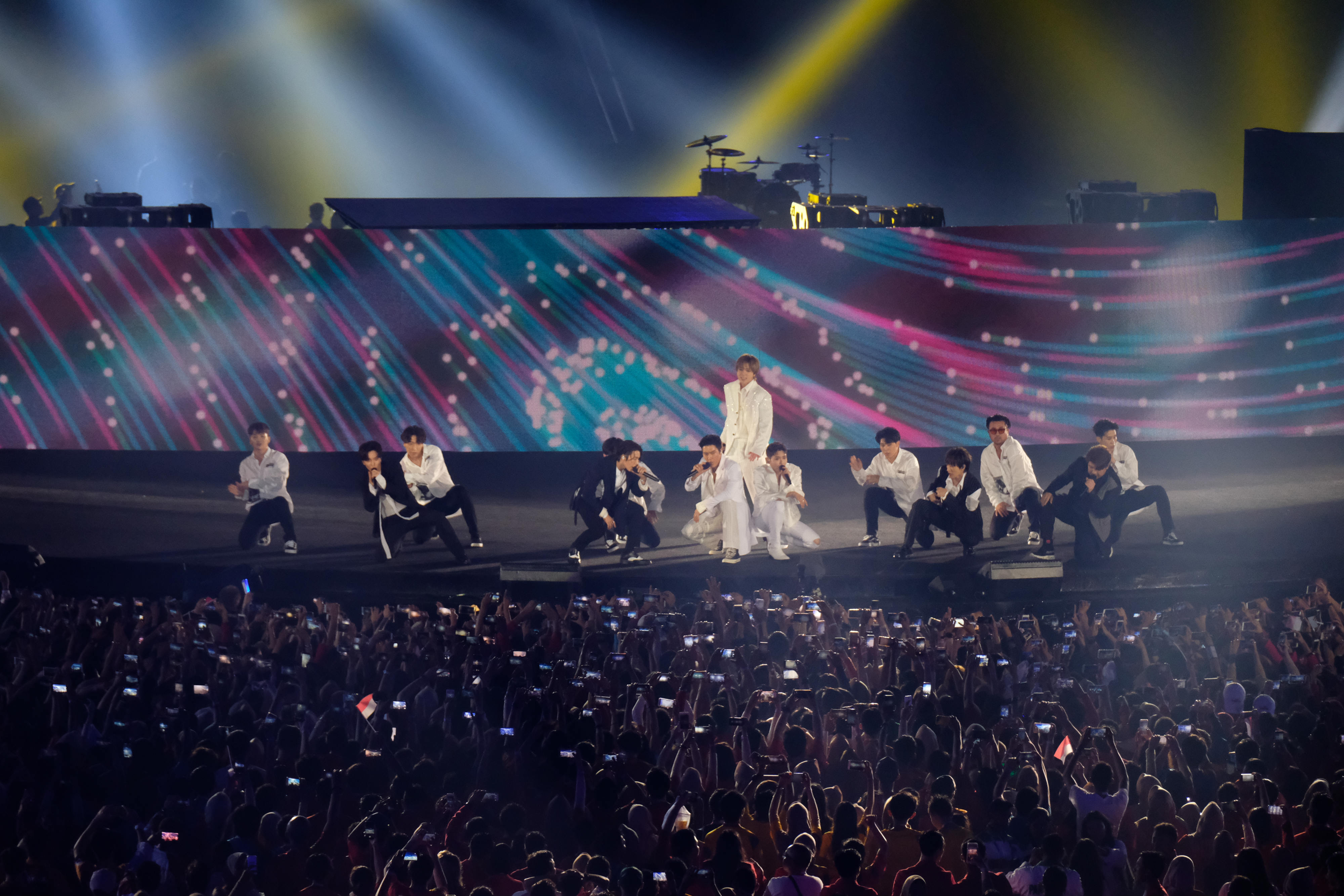super junior亮相"2018雅加达巨港亚运会"闭幕式舞台