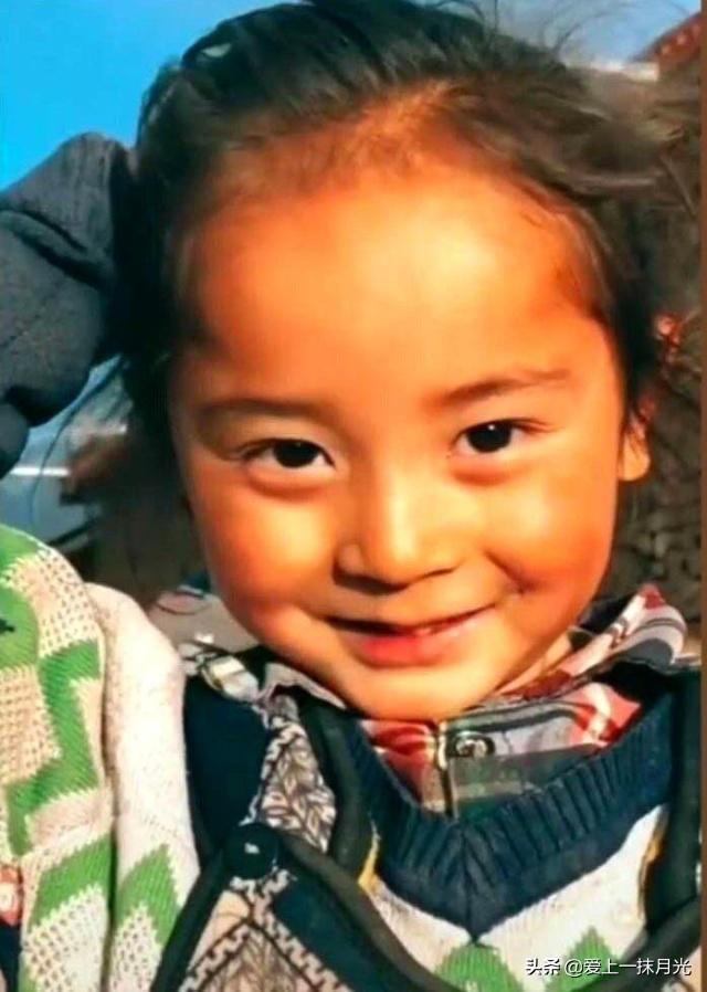 快手小杨幂撞脸杨幂本幂,一夜爆红,其称有公司