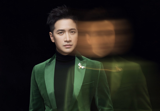 何晟铭曝早春写真 尽显魔幻高级脸