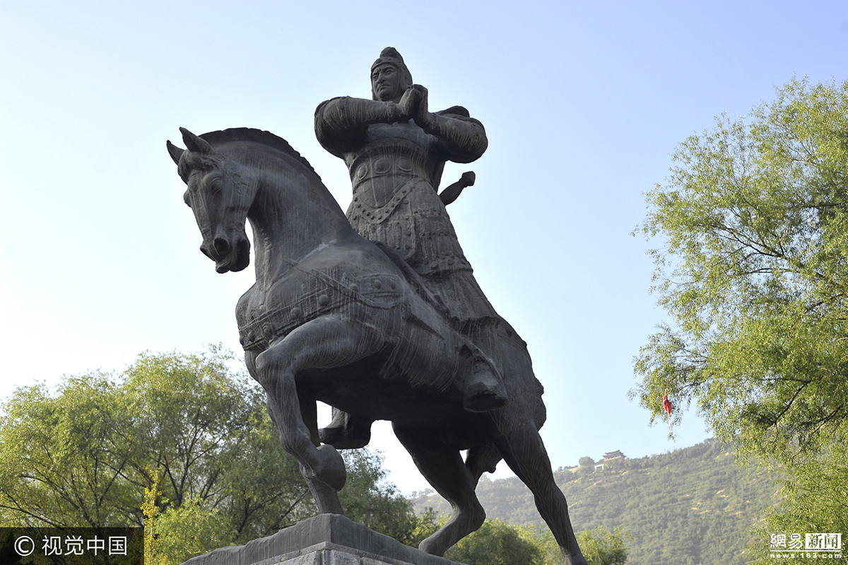 兰州每天千人摸霍去病雕像 只为"祛病"