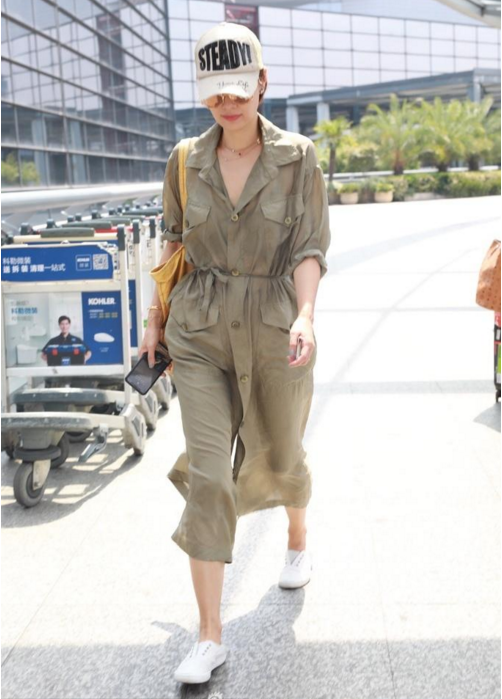马伊琍军绿色衬衫裙现身机场 低头走路大步流星超有范儿