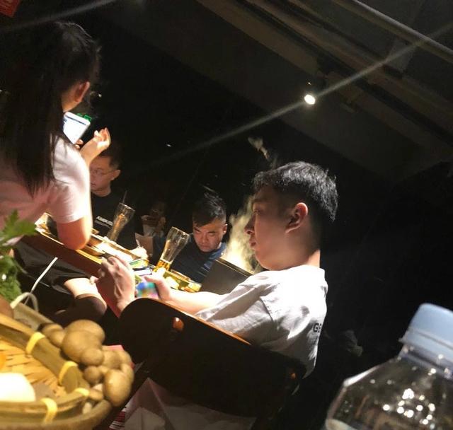 两个人吃饱喝足就和一般的小情侣一样,面对面玩手机.