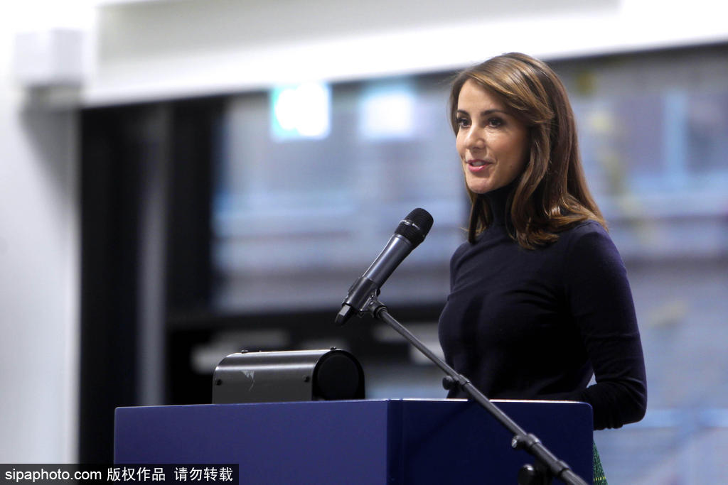 丹麦玛丽公主出席某校大楼开幕仪式 黑色高领针织衫显干练