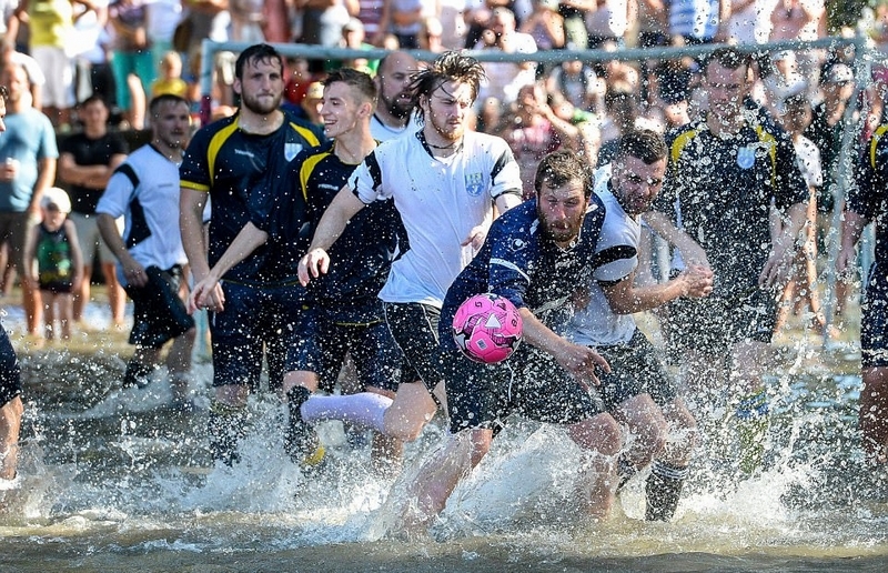 英国小镇水上足球赛 竞争激烈趣味十足