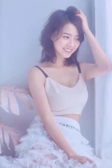 余心恬唯美写真照 演绎仙女裙美腿抢镜