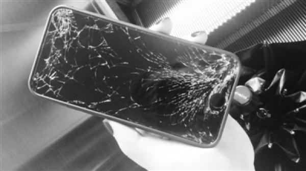 妇女捡到苹果7索2000元酬金未果,见失主报警直接摔手机